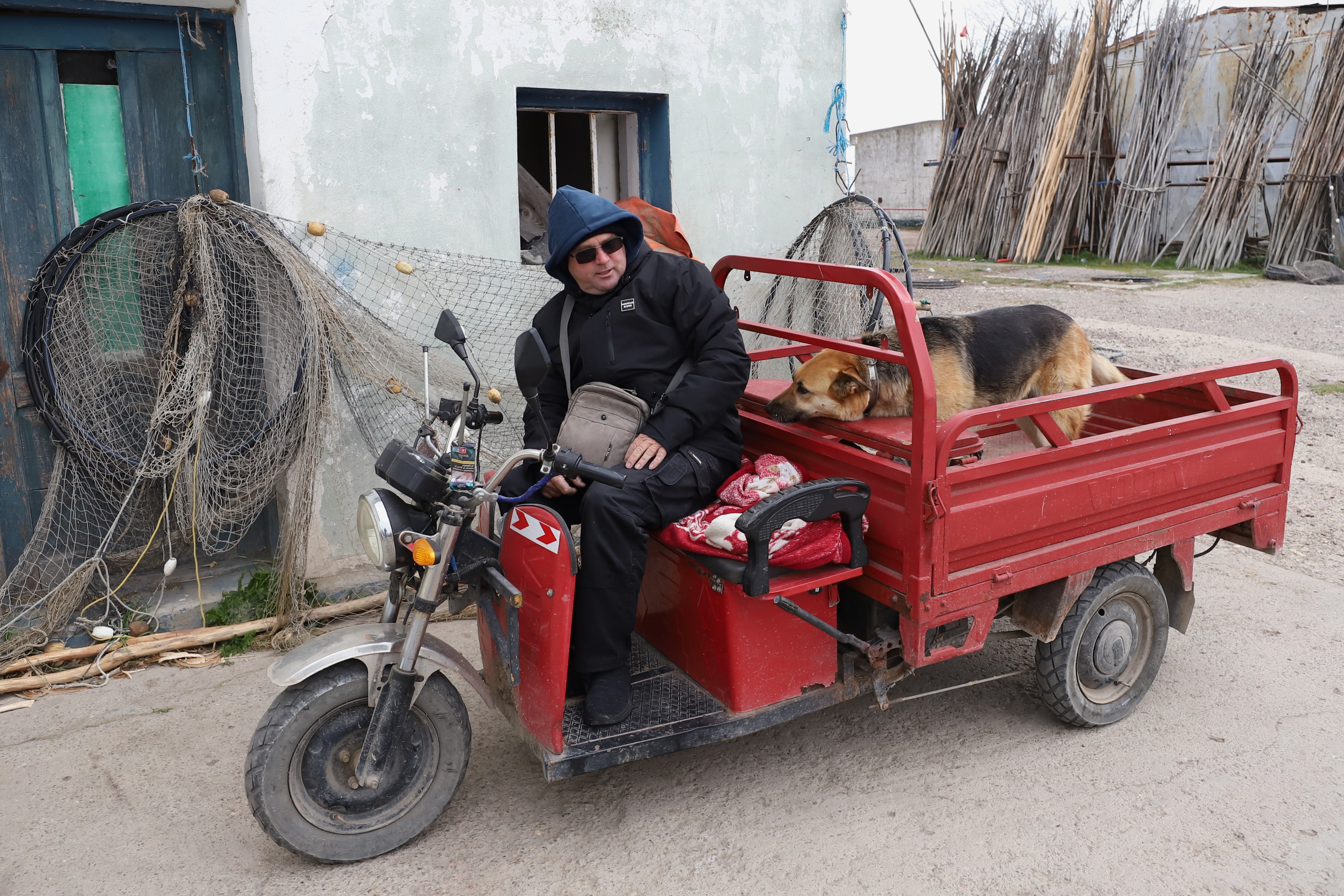 Pescarul și câinele său. Povestea unui lipovean care a trăit mai mult pe apă decât pe pământ și care știe cum se gătește ciorba de pește pe barcă