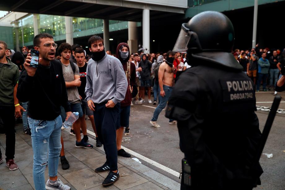 Aeroportul din Barcelona, blocat de protestatari după ce nouă politicieni pro-independență au fost condamnați la închisoare. Zeci de zboruri, anulate