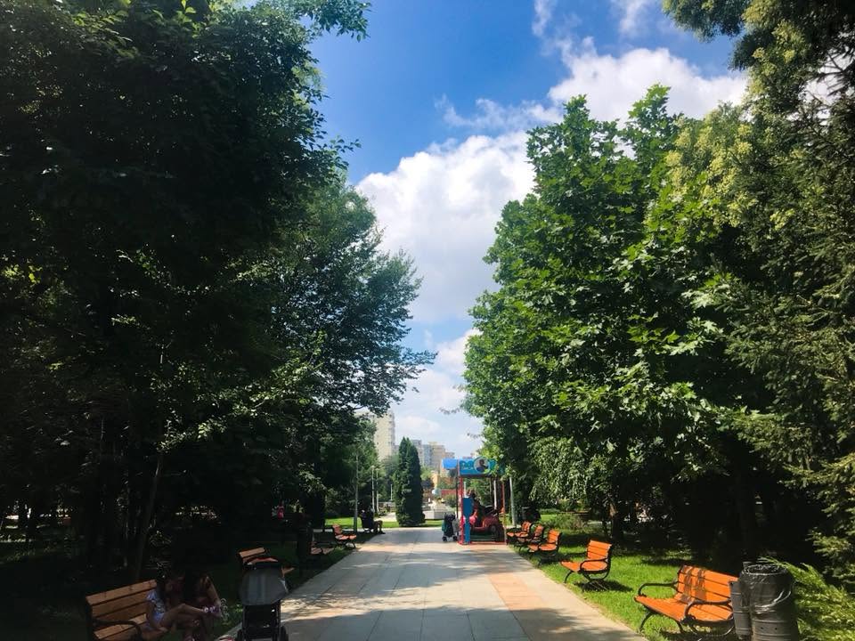 Apocalipsa din Parcul Tei: complexul de distracții abandonat, bănci vandalizate, munți de gunoaie, pontoane devastate. Pericol iminent de tragedii!