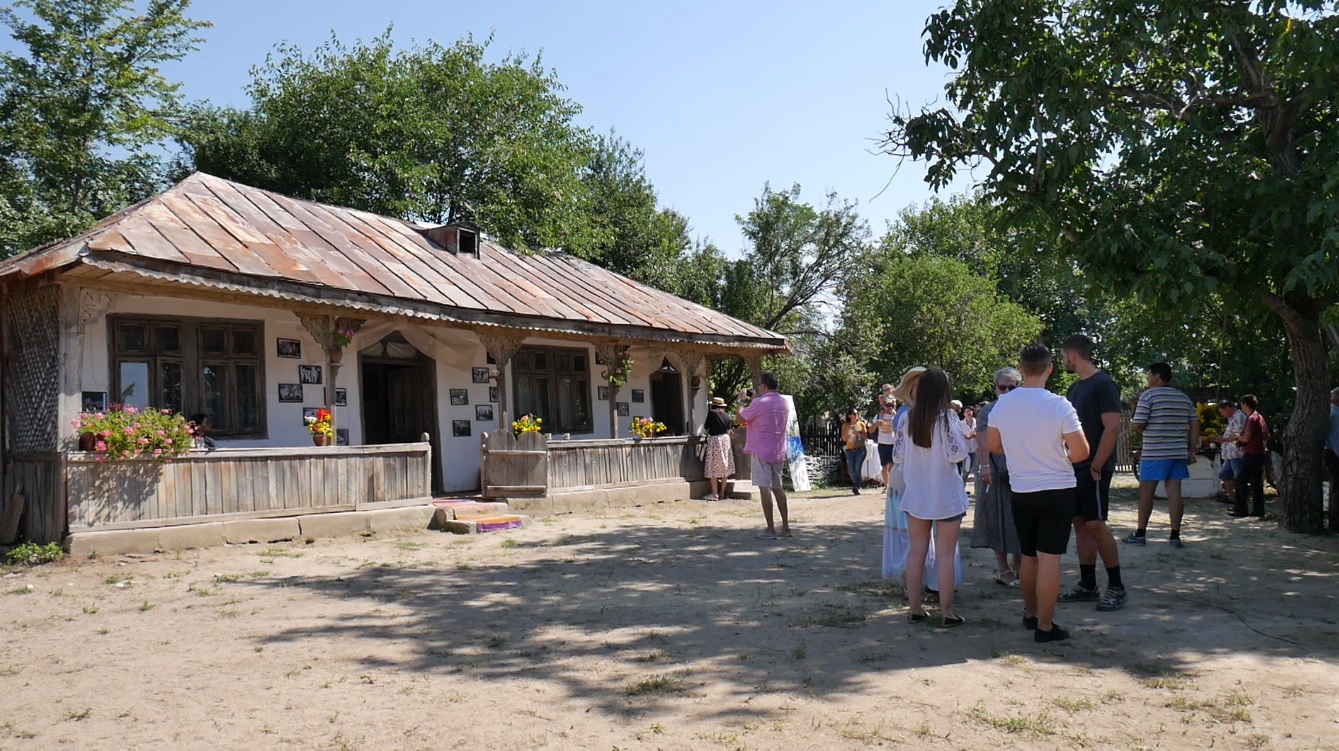 VIDEO/ Brunch oltenesc în curtea lui Moromete din satul Talpa! Cu sarmale, ciorbă, chiftele, apă rece și compot!