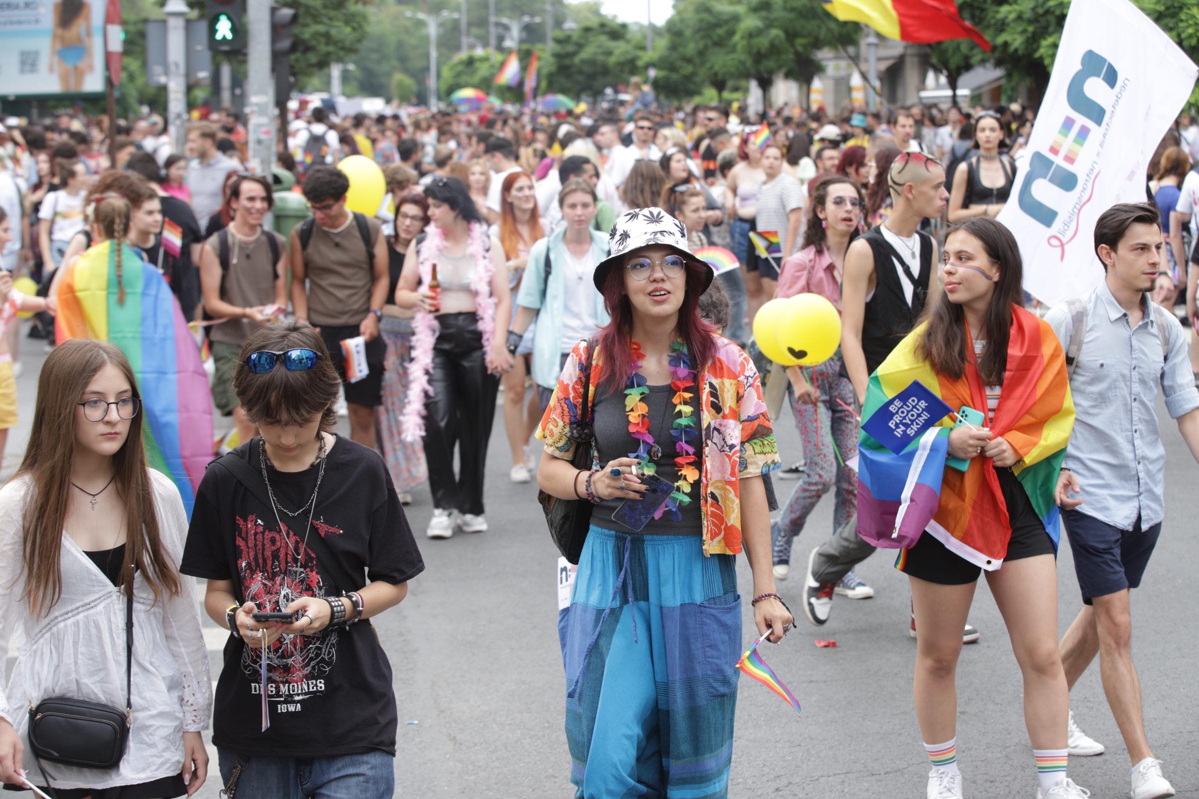 Aproape 25.000 de oameni au participat la Bucharest Pride, la câteva ore după ce 150 de persoane au luat parte la „Marșul normalității”