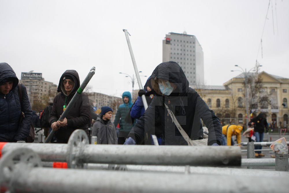 UPDATE. Protest și incidente în Piața Victoriei. Anchetă MAI după împiedicarea organizării târgului de Crăciun/ FOTO