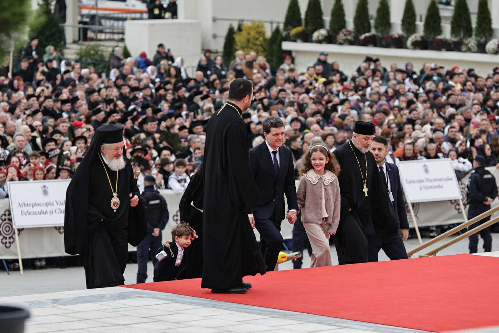 Mirabela Grădinaru, în negru din cap până în picioare la sfințirea Catedralei Mântuirii Neamului. Ce a purtat pe cap partenera lui Nicușor Dan