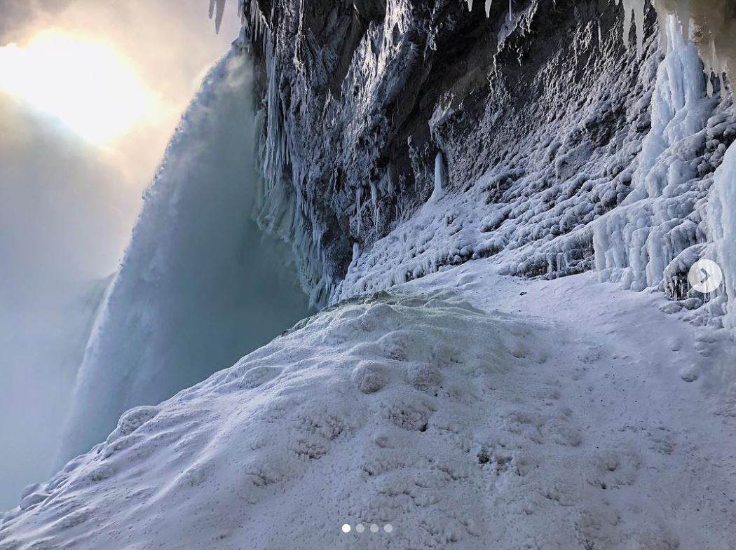 Imagini spectaculoase cu Cascada Niagara înghețată. Vizitatorii spun că ”e ca în castelul Elsei din Frozen”