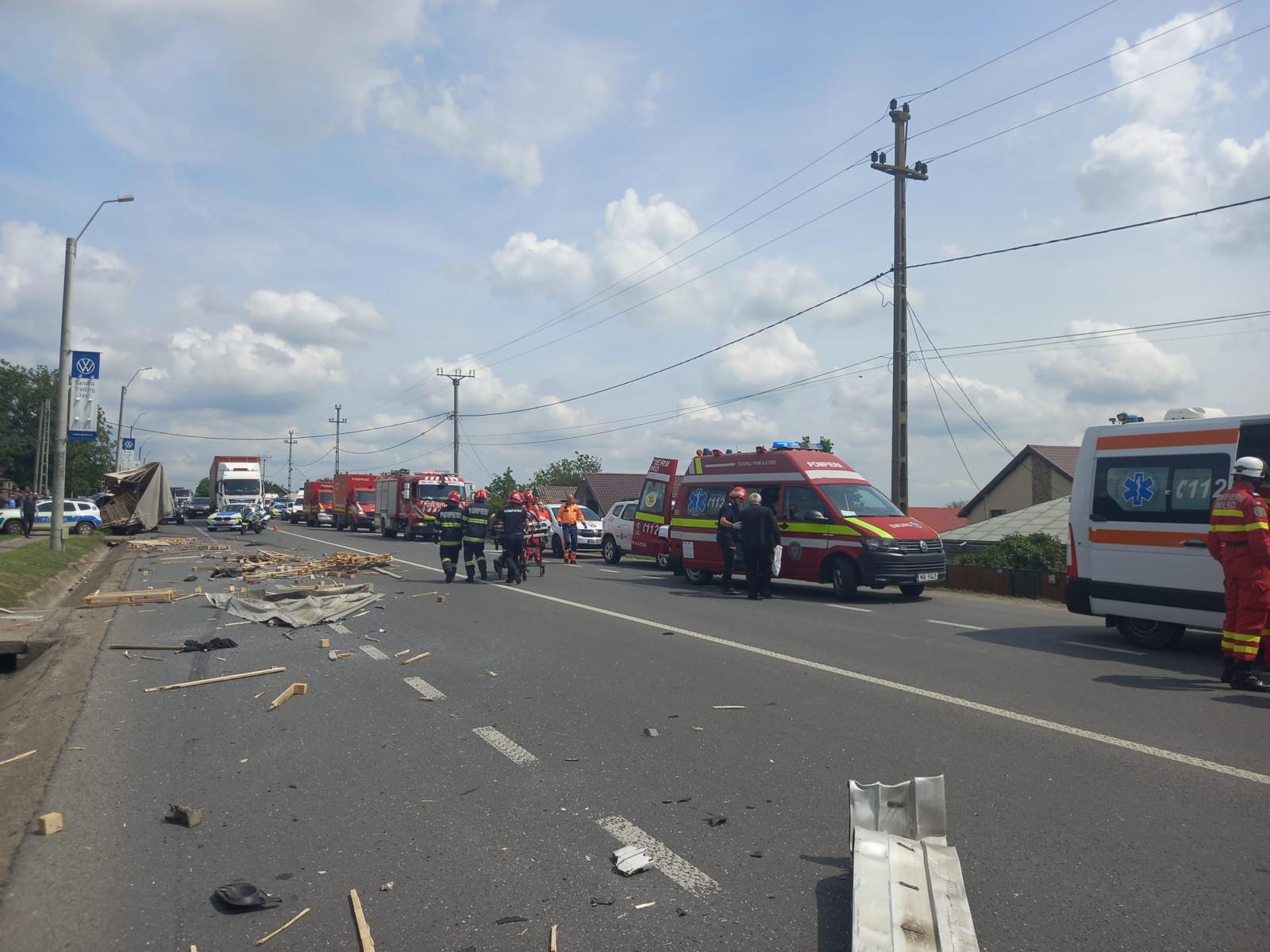 Un camion s-a izbit de un autocar cu 28 de pasageri, la Lețcani, Iași. Șapte oameni sunt în stare gravă la spital. Plan roșu de intervenție
