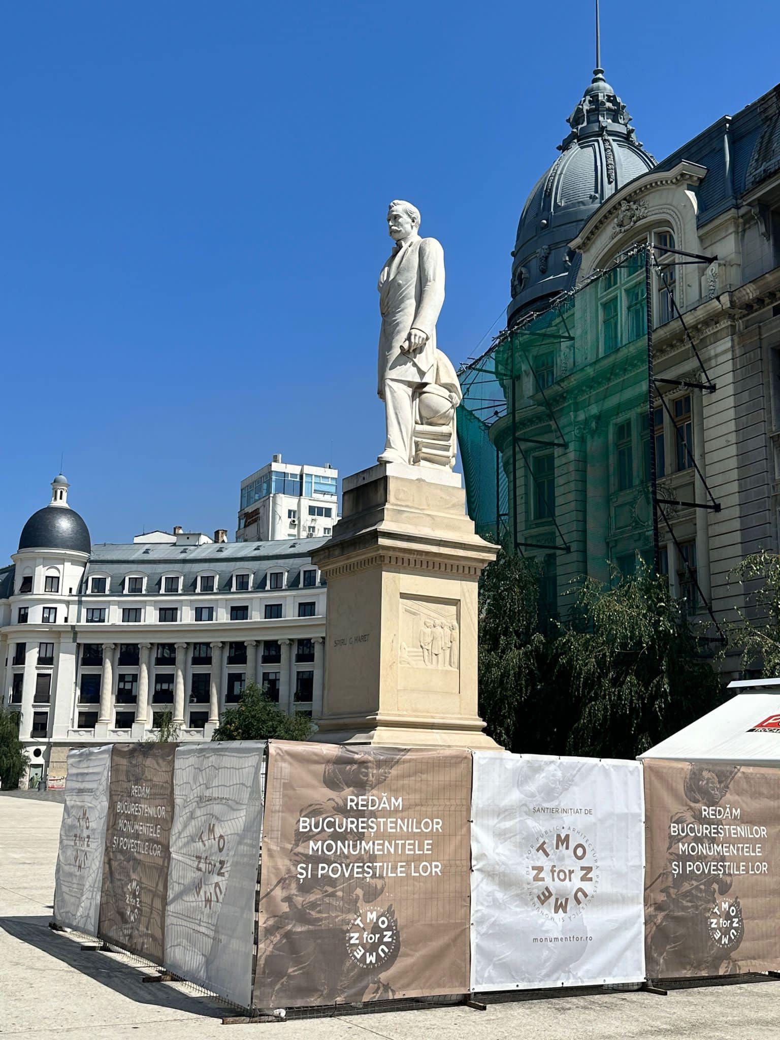 Statuile din Piața Universității din București vor fi curățate de graffiti