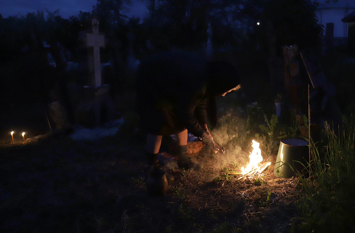 De ce aprind sătenii din Copaciu focul lângă morminte în Joia Mare. „Cu câțiva ani în urmă, aveai impresia că a luat foc cimitirul”