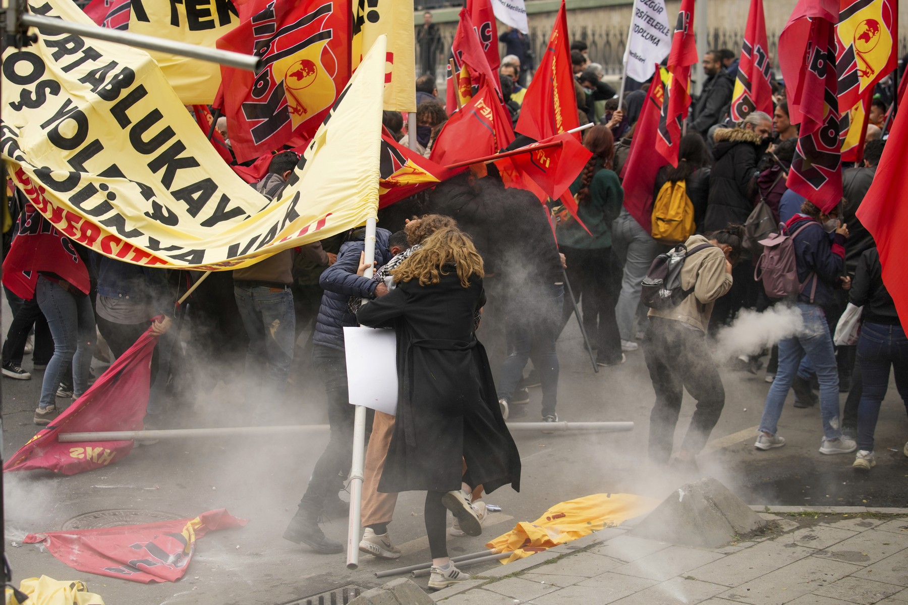 Val de proteste de 1 Mai în Europa: „Opriți războiul, măriți salariile”. Stare de asediu la Istanbul şi ciocniri violente în Franţa. Manifestații și în Grecia. Sute de persoane, arestate