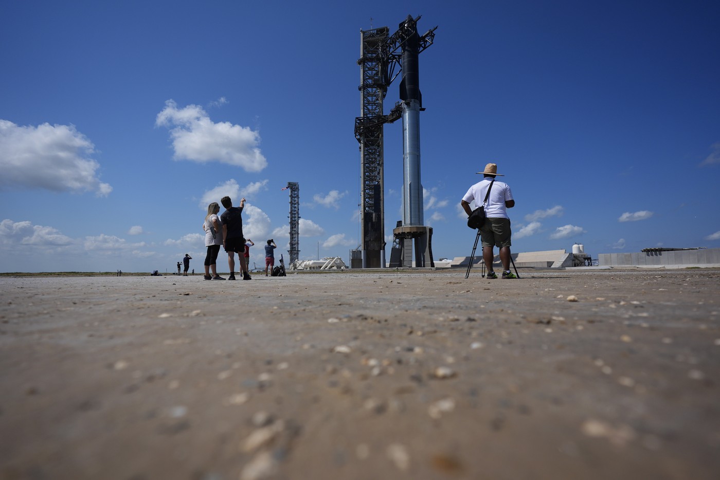 SpaceX, la al cincilea zbor de testare. Plan îndrăzneț de prindere a megarachetei Starship înainte de aterizare | VIDEO