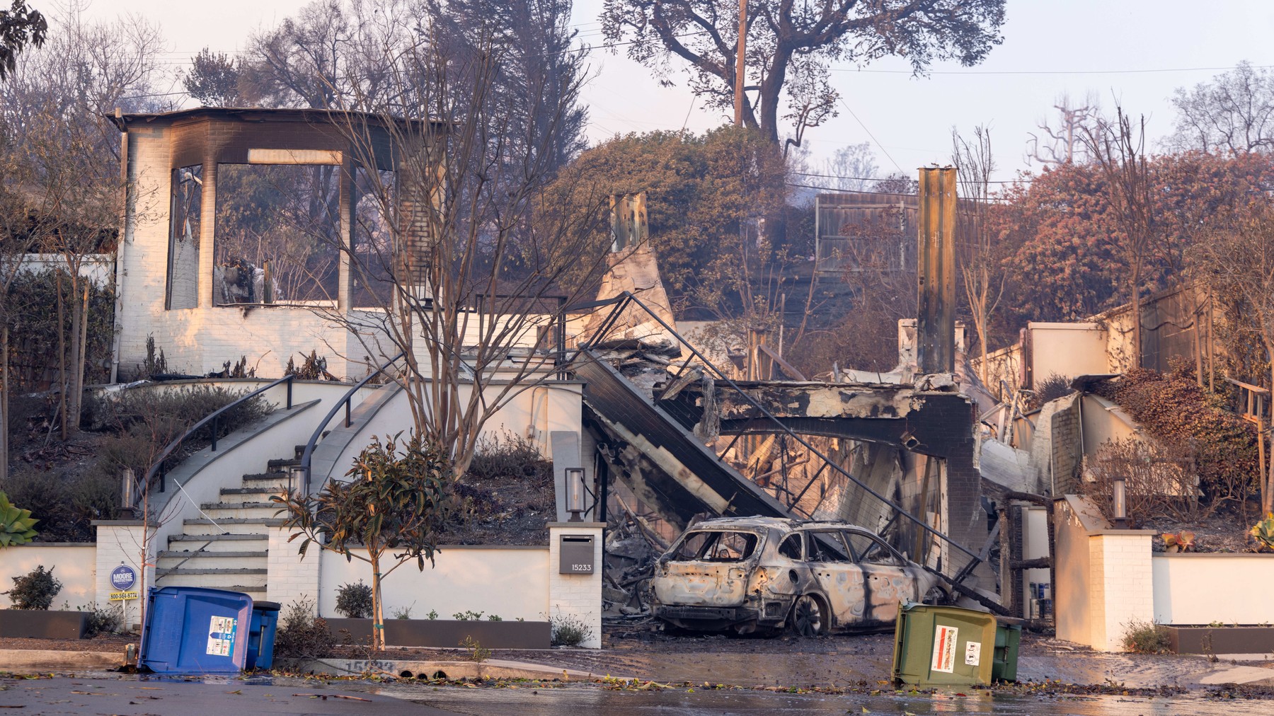 Singura casă rămasă în picioare după incendiul care a distrus mii de clădiri în Los Angeles