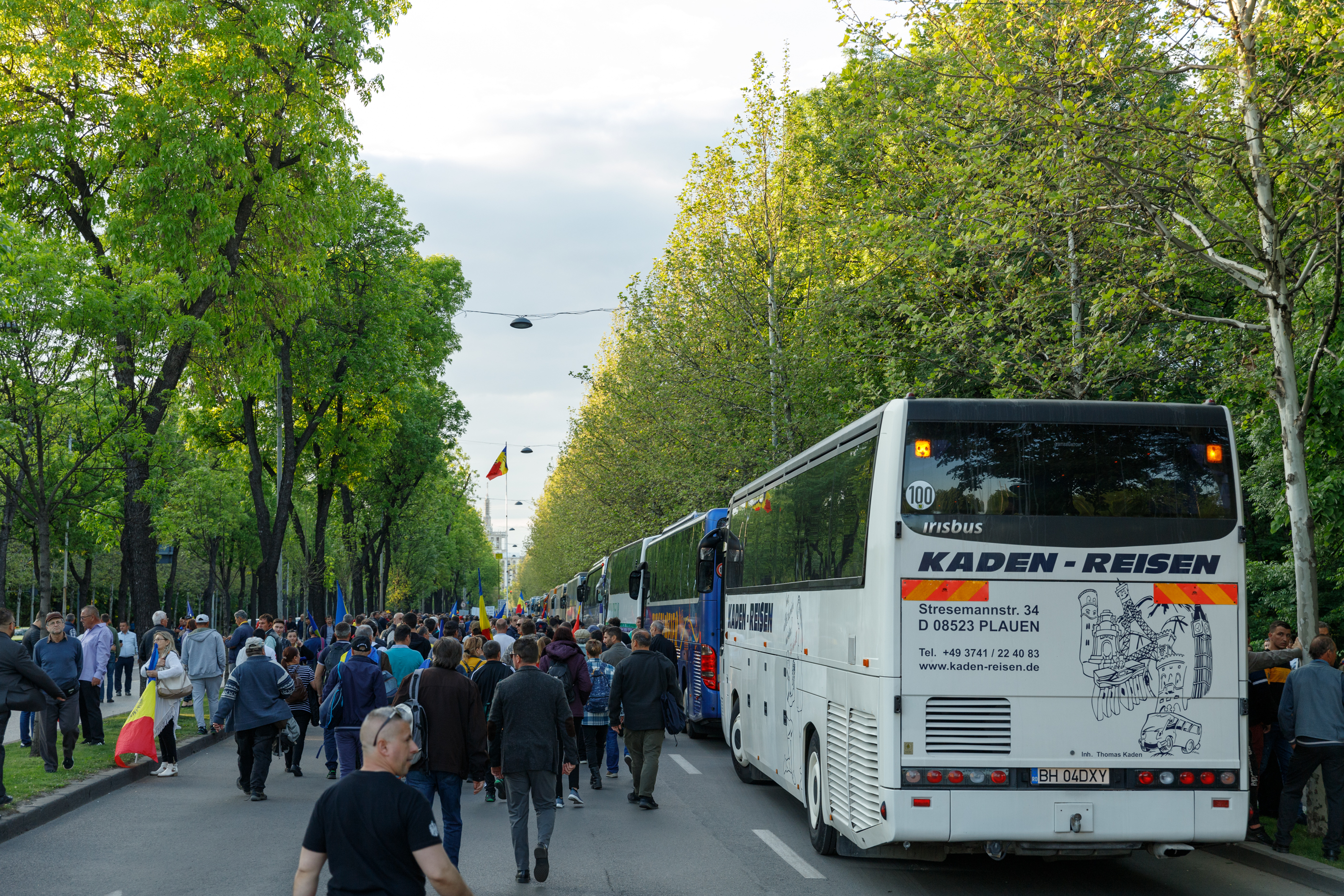 REPORTAJ. Am mers patru ore alături de protestatarii AUR. Ce i-a motivat să vină de la sute de km distanță la chemarea singurului lider de partid din România care e pomenit de susținători pe numele mic: „George”