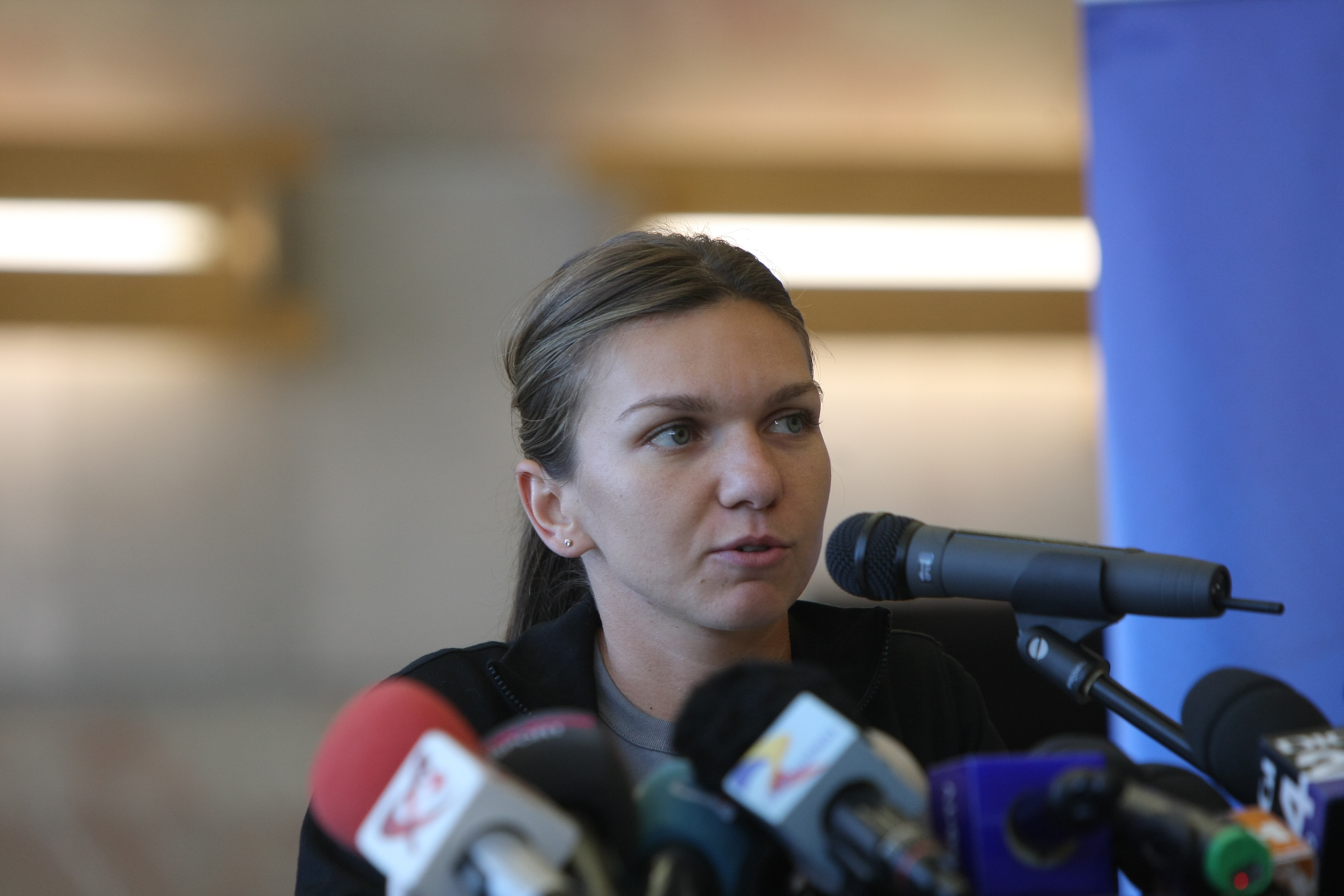 Simona Halep a revenit în România. ”După cum se vede, sunt emoționată”. Ce mesaj a bucurat-o în mod deosebit și cum o recompensează părinții / GALERIE FOTO și VIDEO