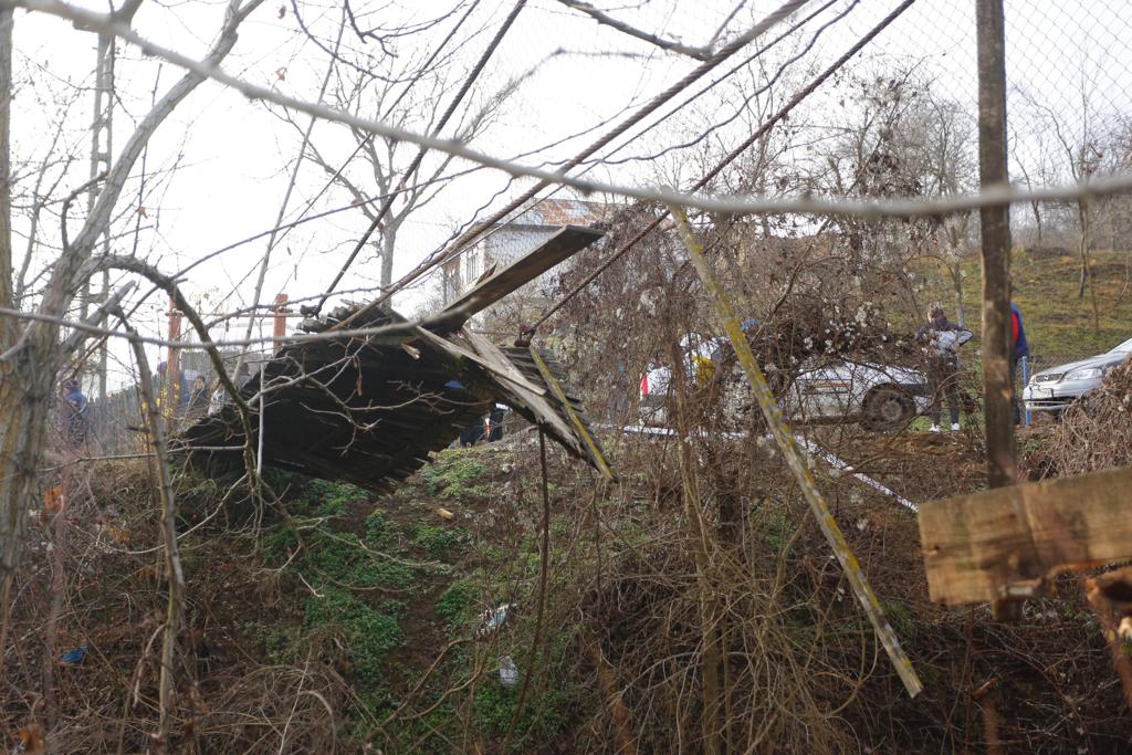 UPDATE/ Șase femei  au căzut în pârâu după ce puntea pe care o traversau s-a rupt. Starea victimelor (FOTO)