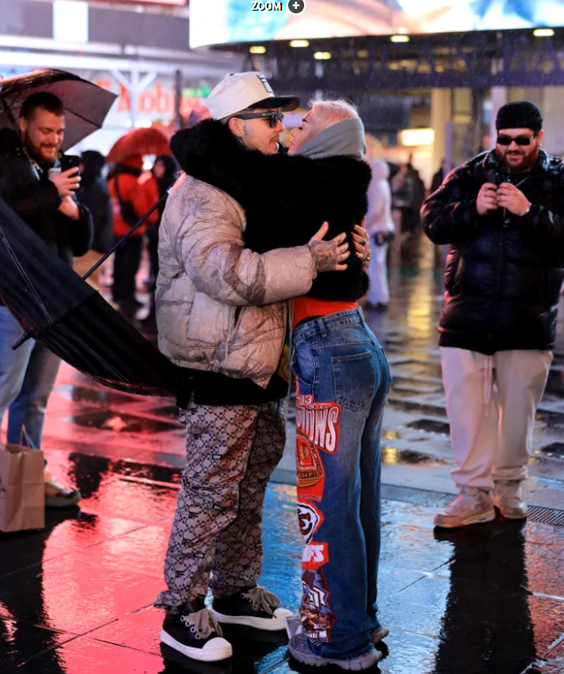 Lino Golden și-a cerut iubita de soție după doar câteva luni de relație. Momentul special a avut loc în New York. Artistul s-a pus în genunchi în fața tuturor
