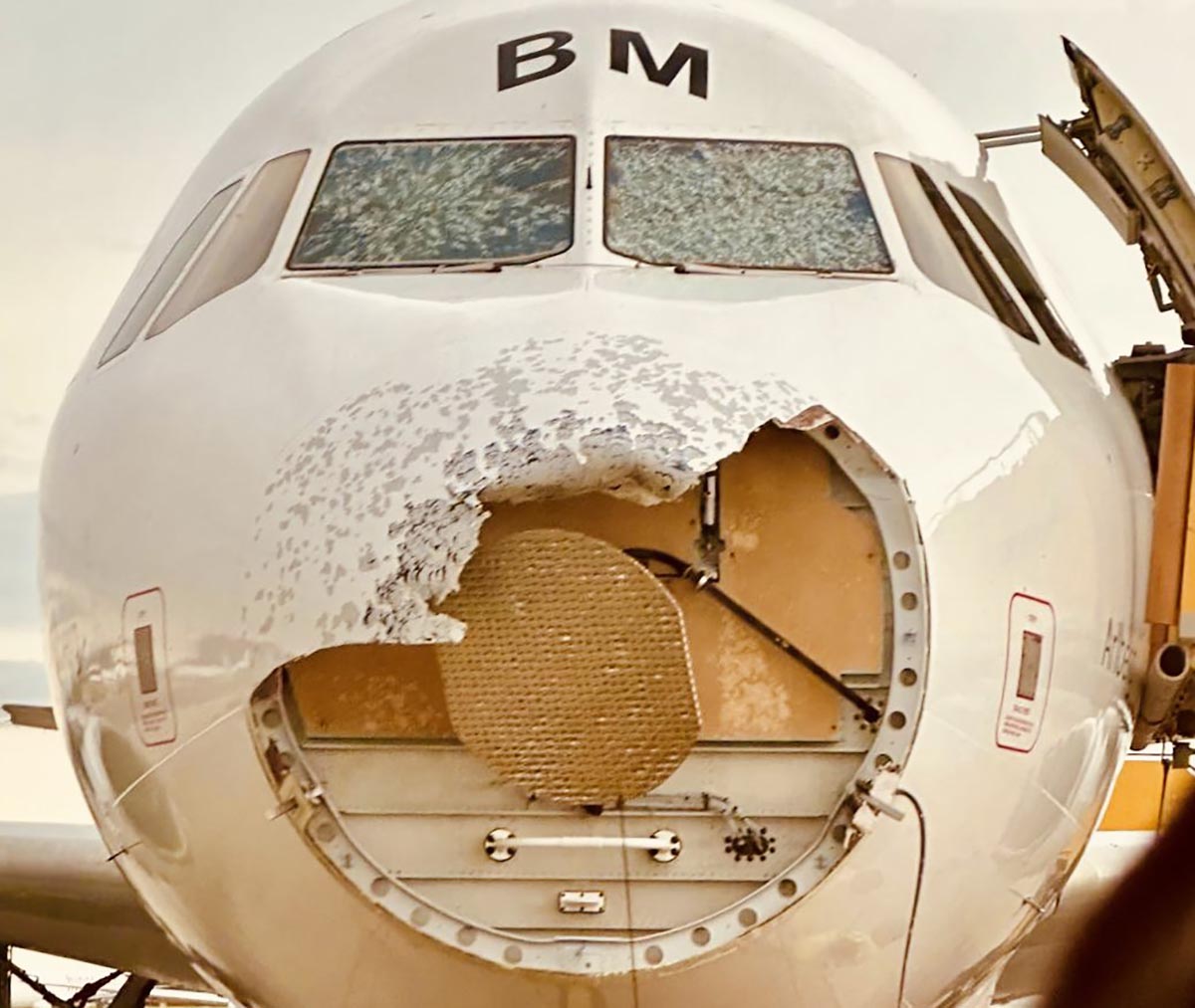 Avion Austrian Airlines, avariat după o furtună cu grindină. Cum a aterizat aeronava la Viena