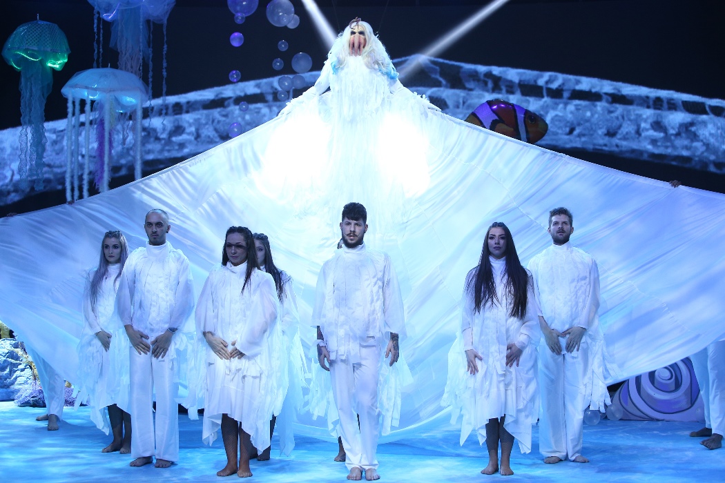 S-a transformat în Lady Gaga și a cântat în hamuri, deasupra scenei,  deși îi e frică de înălțime | FOTO
