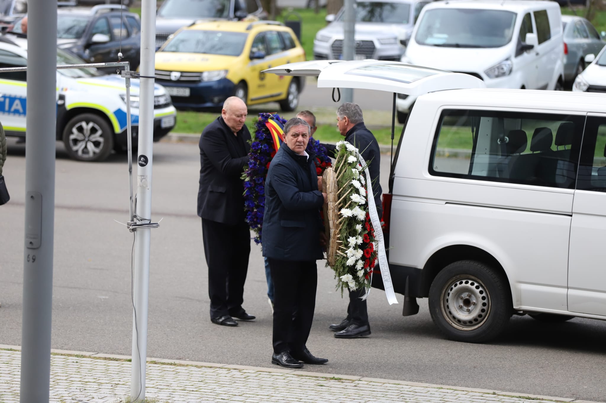 Livetext Mii de români își iau adio de la Mircea Lucescu la Arena Națională înainte de funeraliile cu onoruri militare / „Leucemia i-a provocat și grăbit sfârșitul”