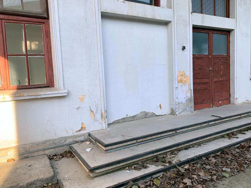 Evacuați din clădirea-capcană din strada Eforie după dezvăluirile făcute de Libertatea, polițiștii vor munci într-un fost grajd și un cămin dezafectate de 10 ani!