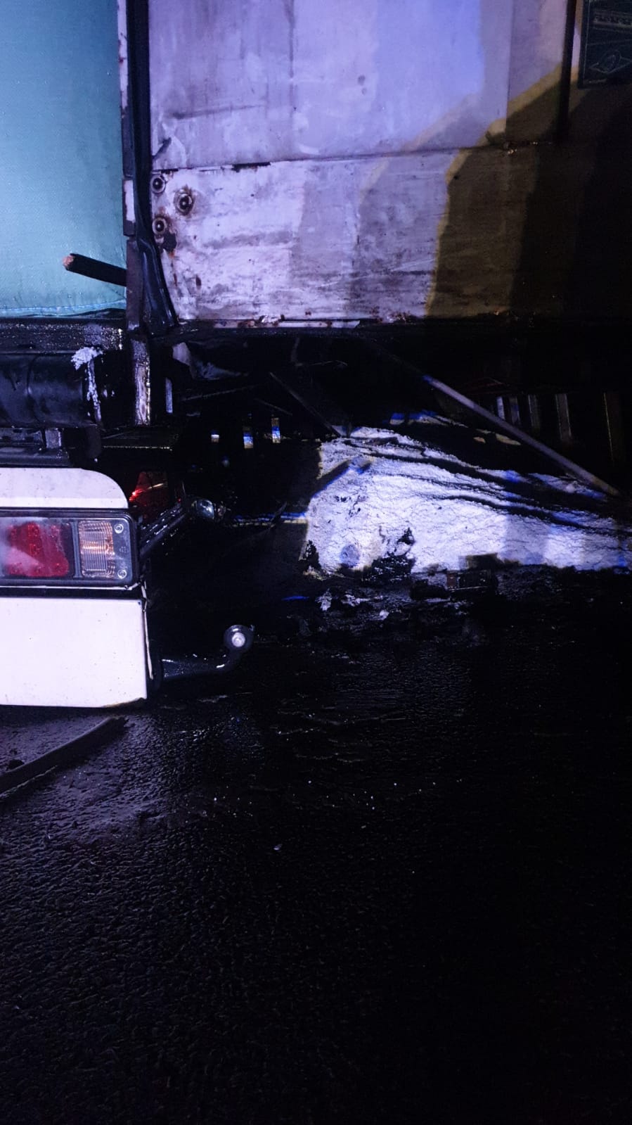 Un TIR încărcat cu 24 de tone de uree granulată a ars ca o torță pe A3. Traficul în zonă a fost blocat