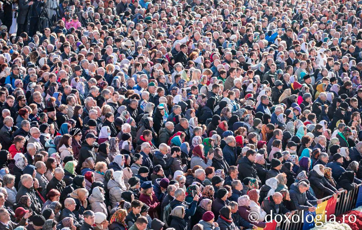 Cea mai mare Liturghie ținută în Moldova, la Iași: 35.000 de oameni s-au rugat Sfintei Parascheva, alți 46.000 stăteau la coadă pentru a ajunge la moaște
