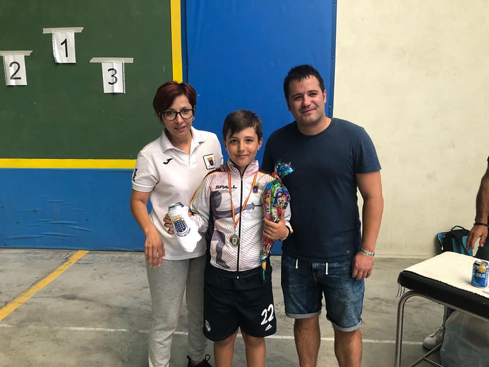 Ana-Maria Brânză susține o fostă colegă să-și îndeplinească visul în Spania. Ziua barmaniță, seara antrenoare de scrimă!