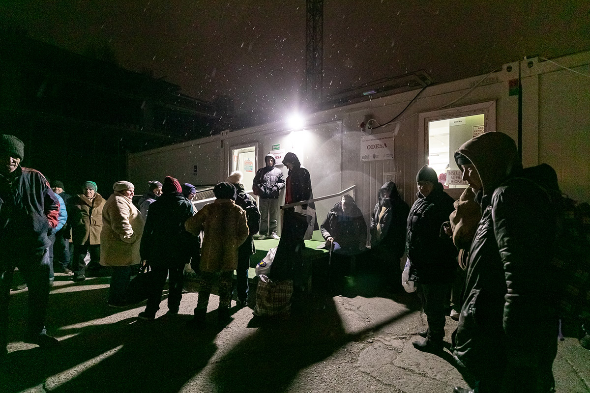 Cum e noaptea dintre ani pentru oamenii fără adăpost,  care abia își duc zilele. Revelion cu urme de artificii pe cer și o felie de tort de ciocolată