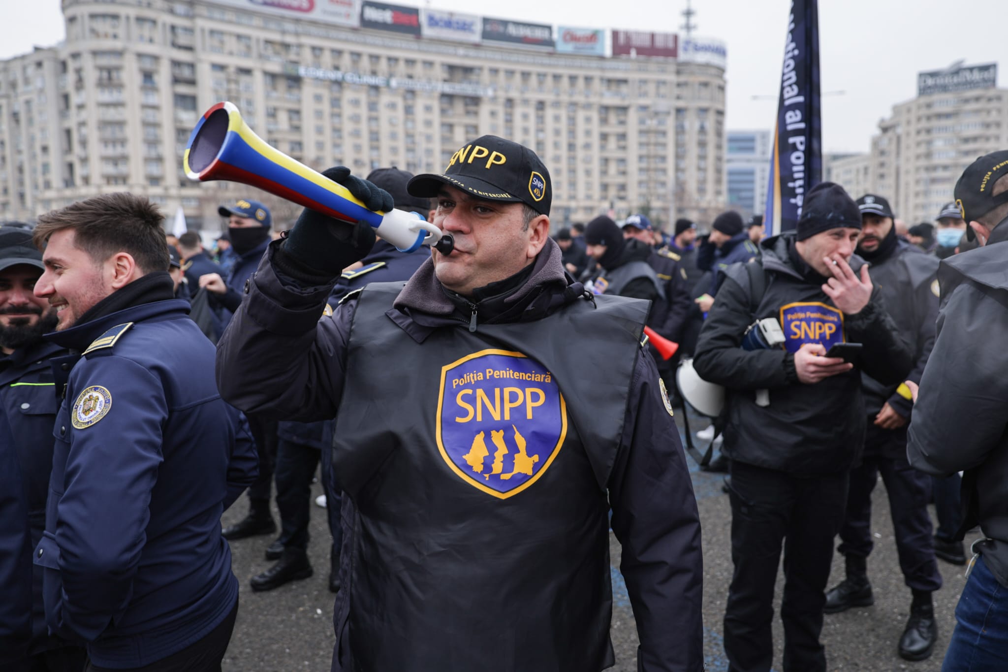 Protest în Piața Victoriei al sindicatelor din penitenciare faţă de Ordonanţa „trenuleţ”: „Guvernul nu îngheaţă salariile, ci le taie”