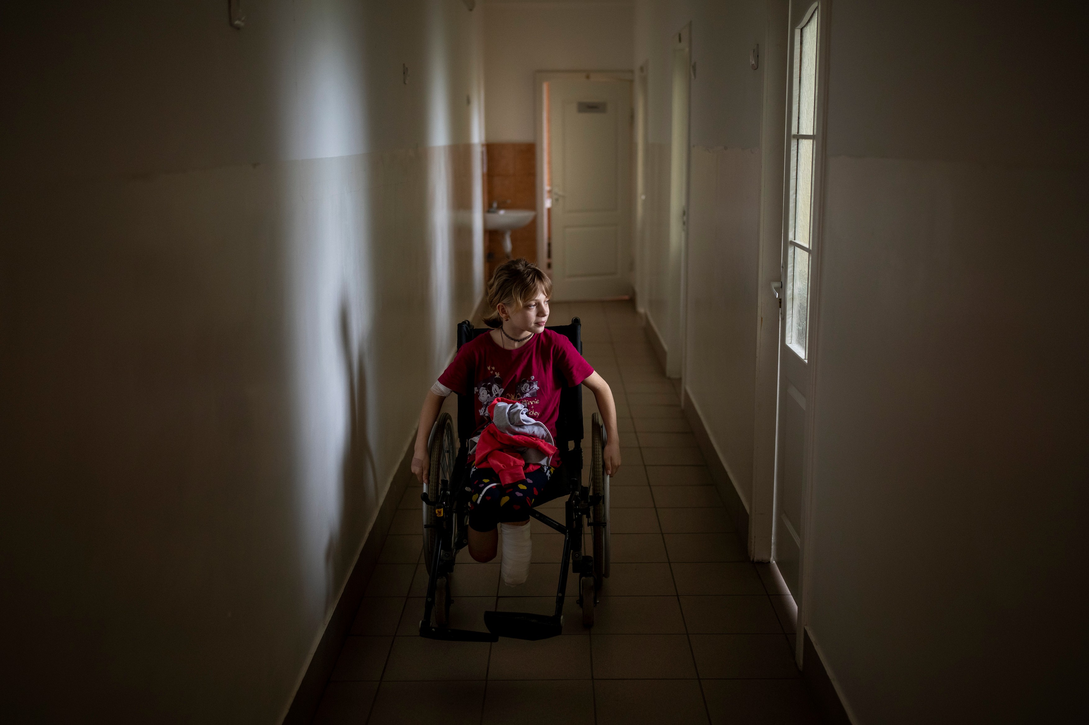 „Da! Și eu pot s-o fac!”. Iana, fata de 12 ani care și-a pierdut ambele picioare în atacul asupra gării din Kramatorsk, a alergat la un semimaraton | FOTO