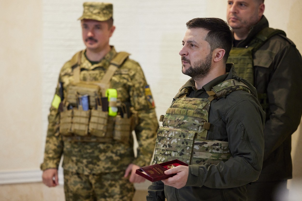 Zelenski, vizită pe frontul din est, prima ieșire din Kiev de la începutul războiului. „Ne vom apăra pământul până la capăt”