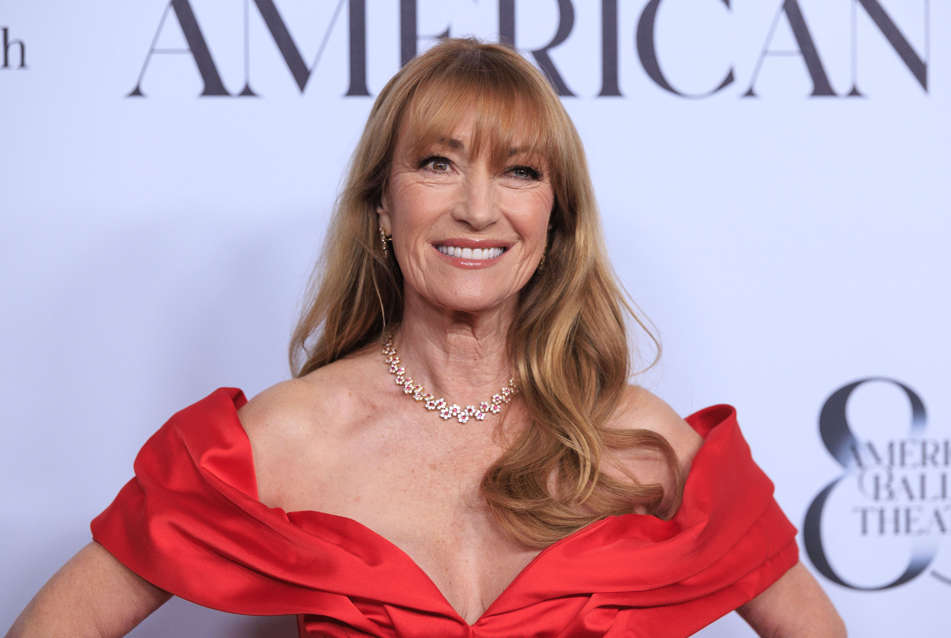 La 74 de ani, Jane Seymour spune că se simte cu 20-30 de ani mai tânără: „De fapt, trebuie să-mi reamintesc cât de bătrână sunt”