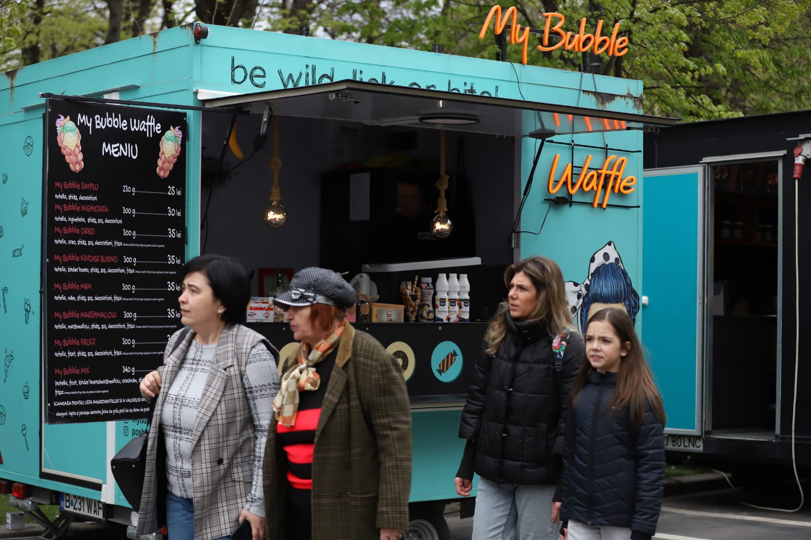 Bucharest Street Food Festival a început. Ce găsiți pe Bulevardul Kiseleff: de la burgeri la paella, plus dulciuri pentru toate gusturile