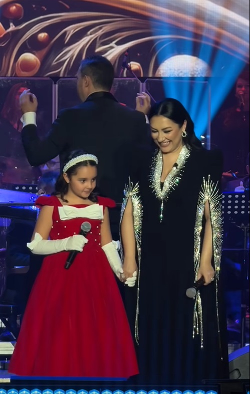Cum a apărut Eva Măruță la concertul Andrei din Bacău. Anunțul făcut de cântăreață când fetița ei a urcat pe scenă: „Vine o parte din inima mea”