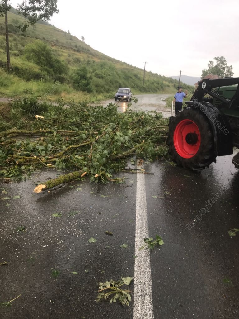UPDATE: Inundațiile și furtunile au făcut ravagii în șase județe din țară. Zeci de oameni, pe drumuri în urma vijeliei