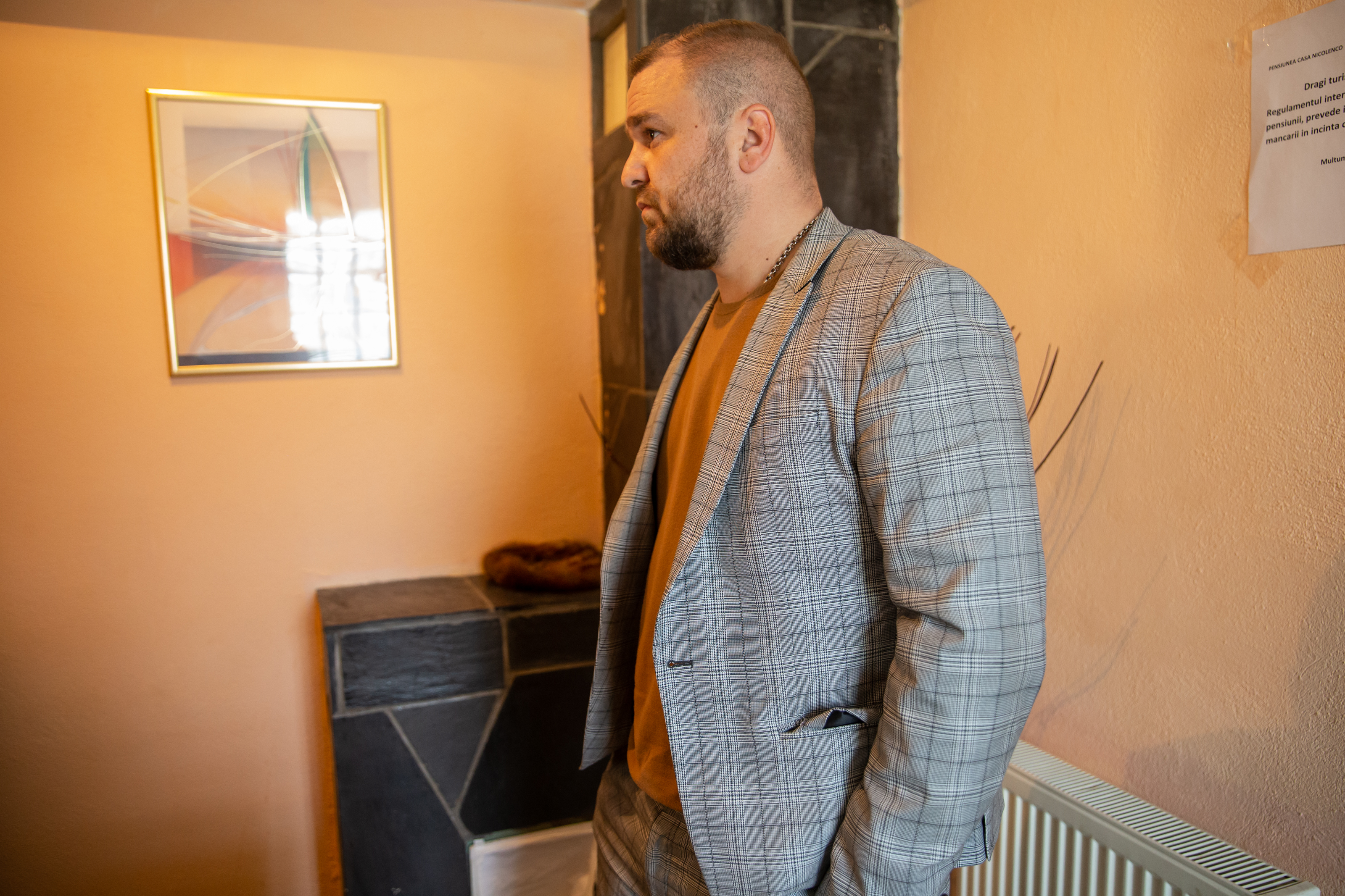 Săptămâna Patimilor și recunoștința oamenilor rămași fără case la Azuga: Îi mulțumesc Domnului că i-a lăsat în viață și domnului Vlad că i-a primit în pensiunea lui