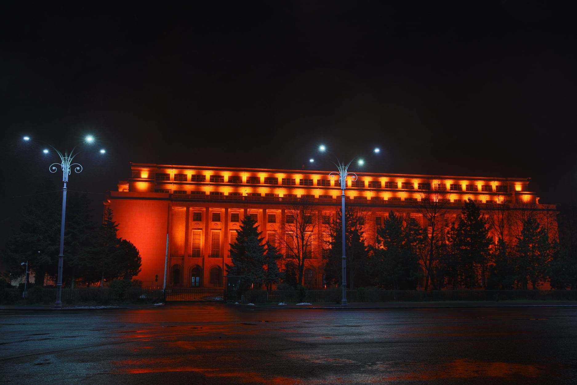 Palatul Victoria, luminat în portocaliu de Ziua Mondială a Luptei împotriva Cancerului