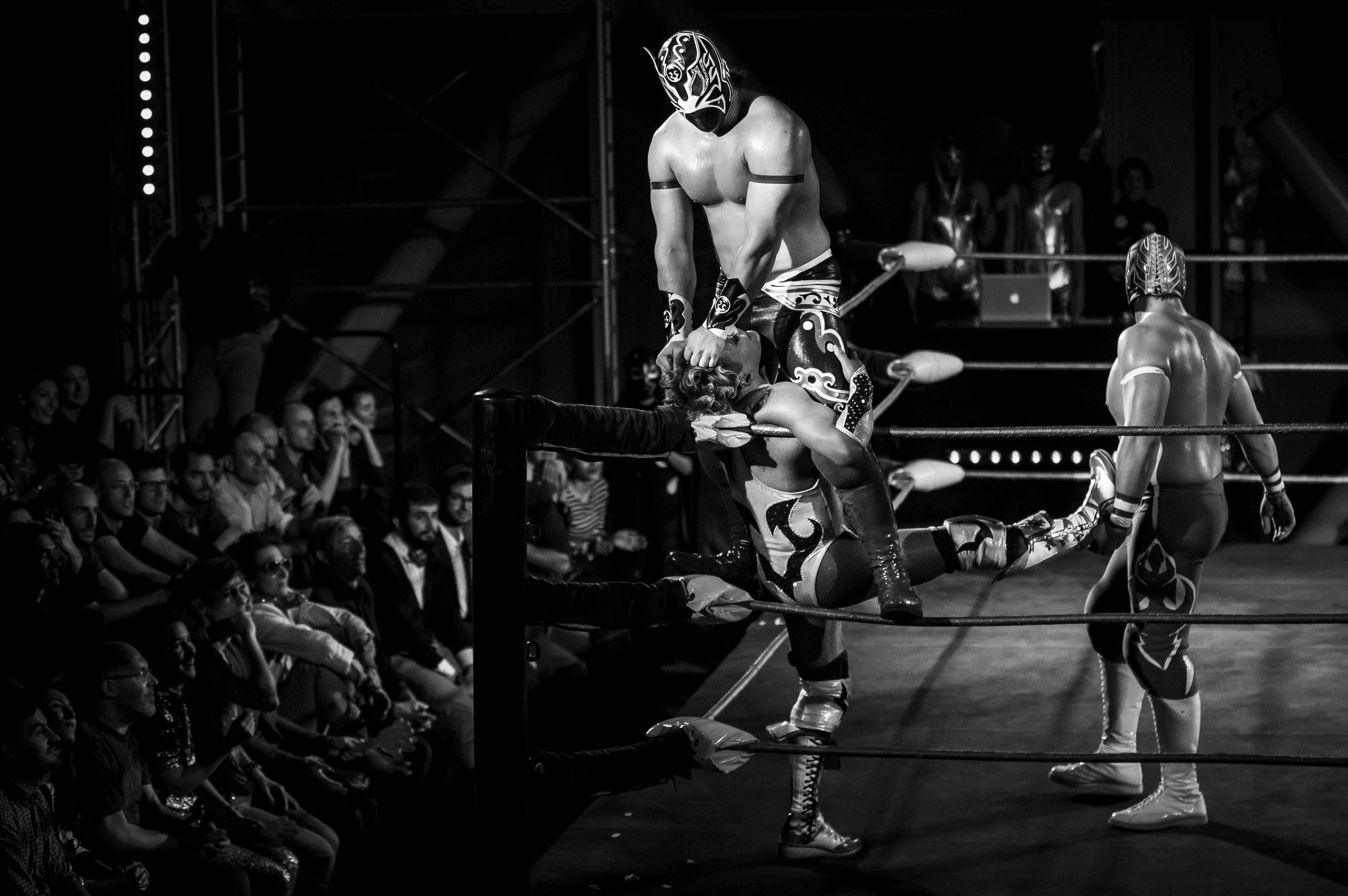Un travestit face furori în wrestling! Feriți-vă! / GALERIE FOTO