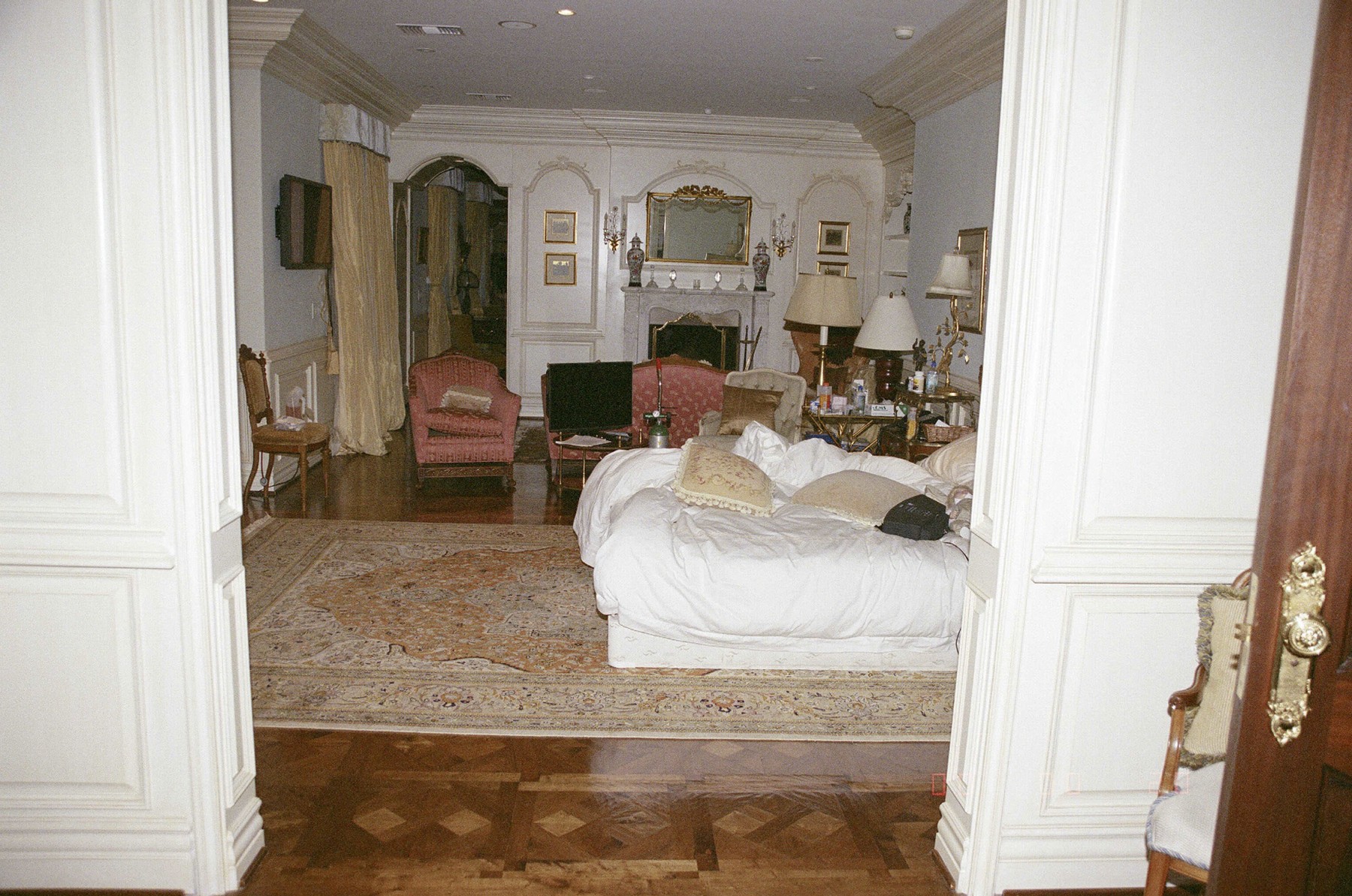 Cum arăta casa în care a murit Michael Jackson. Imagini din dormitor: Ce au găsit anchetatorii lângă patul artistului