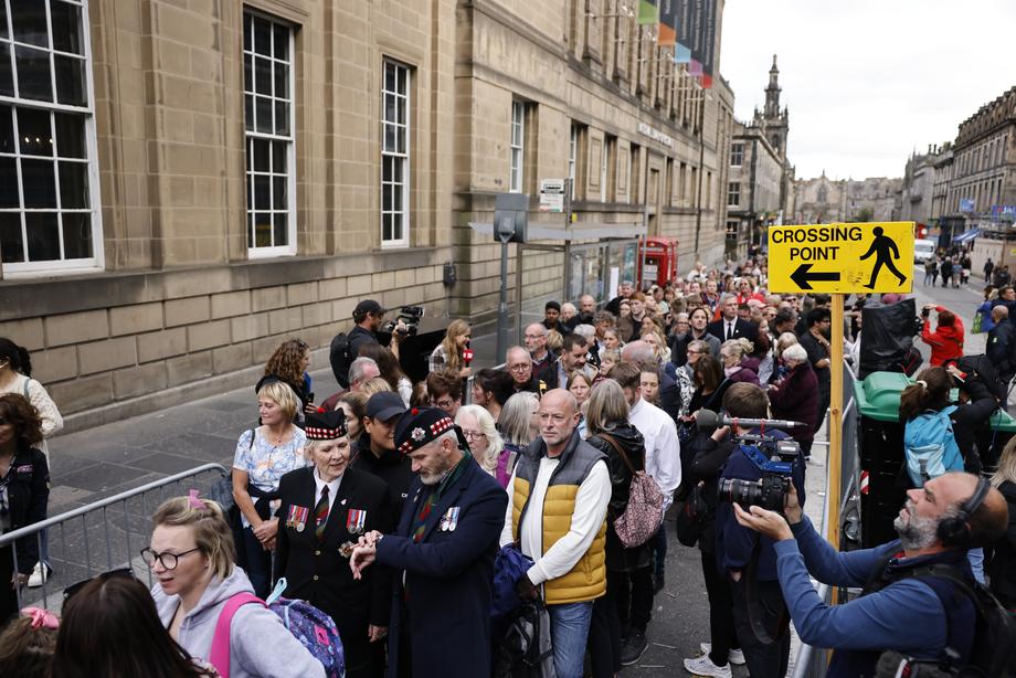 Cozi uriașe în fața Catedralei St. Giles din Edinburgh. Oamenii așteaptă să-și ia rămas-bun de la regina Elisabeta a II-a