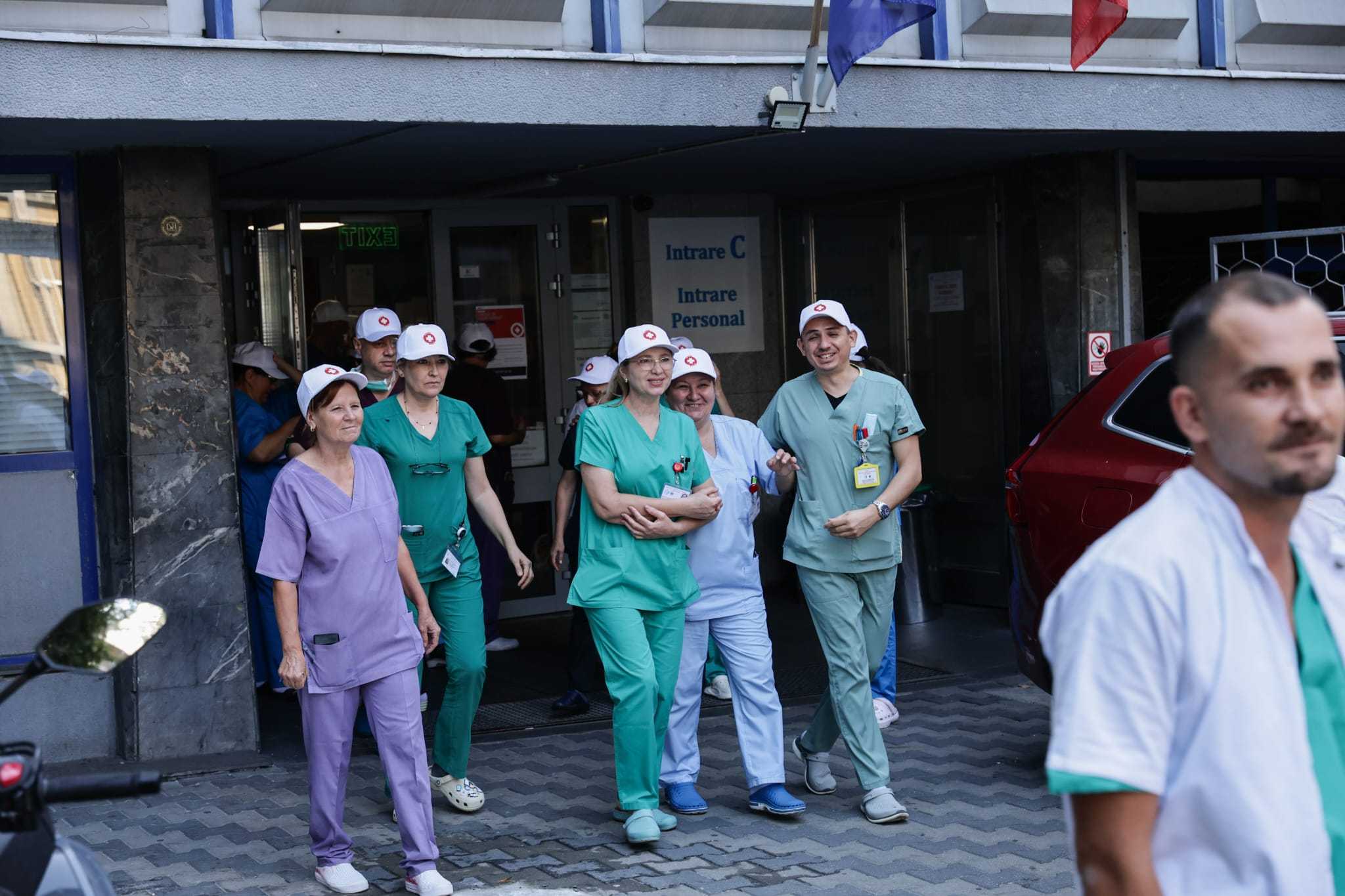 Grevă de avertisment organizată de Sanitas. Noua lege a salarizării propusă de Guvernul Bolojan, sursa nemulțumirilor: „Sporul pentru turele de noapte este o bătaie de joc”