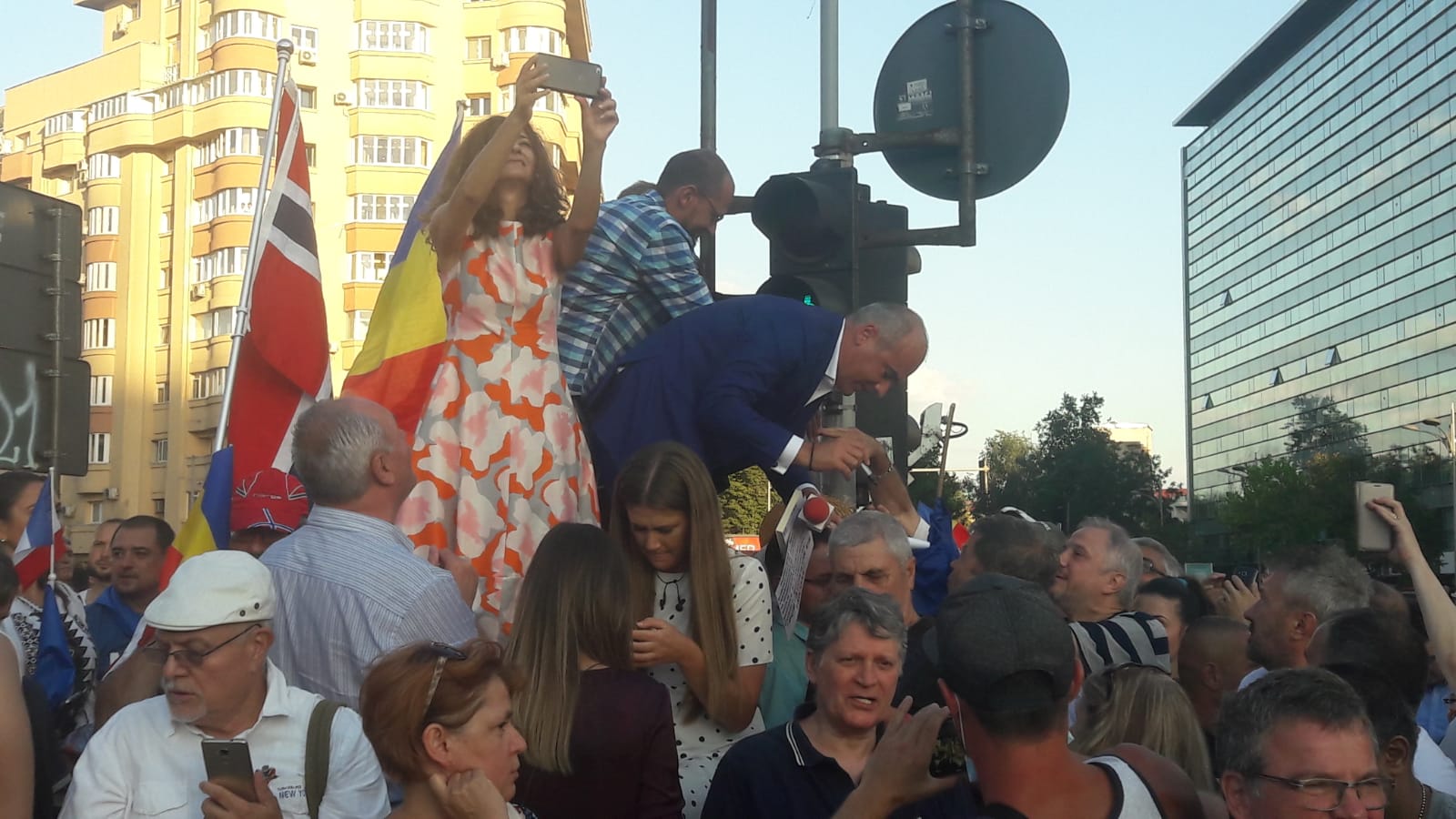LIVE TEXT/ Mitingul diasporei, în Piața Victoriei. Război total între jandarmi și huligani (FOTO&VIDEO)