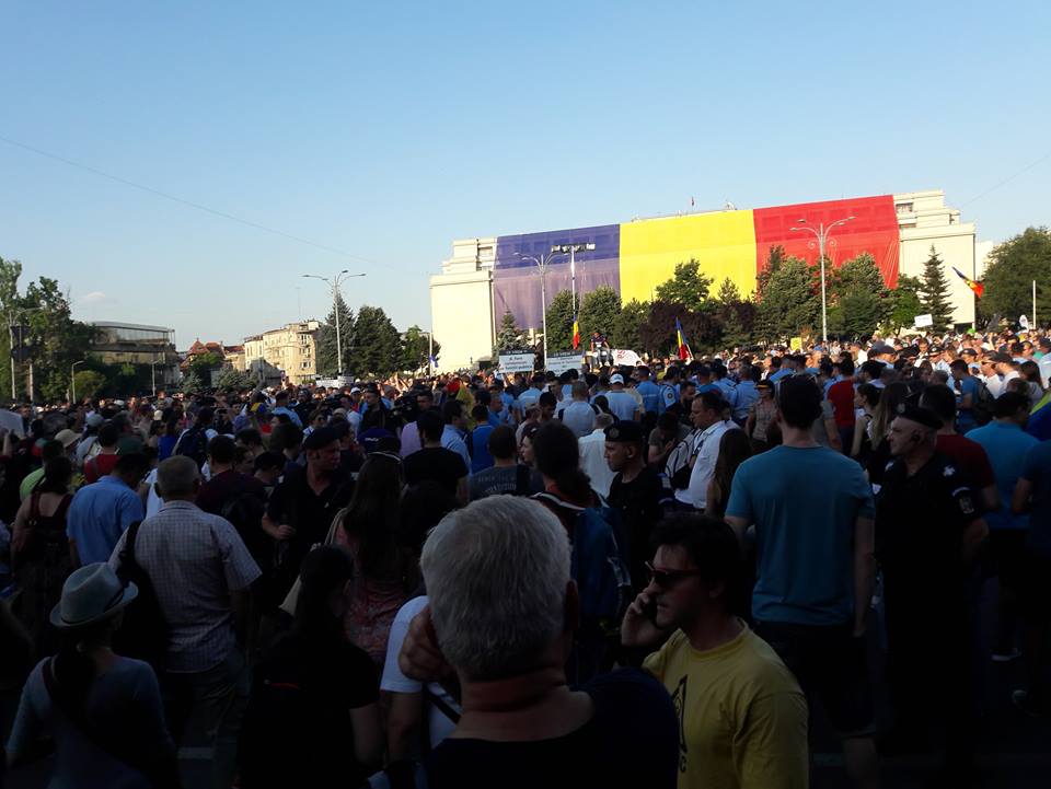 UPDATE. Protest în Piața Victoriei față de adoptarea CPP. Oameni amendați și îmbrânceli cu jandarmii (Foto&Video)