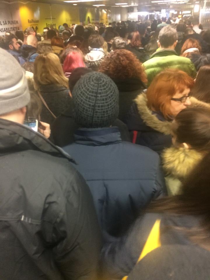 Aglomerație la metrou, pe magistrala Berceni-Pipera. Explicațiile Metrorex despre blocaj / FOTO