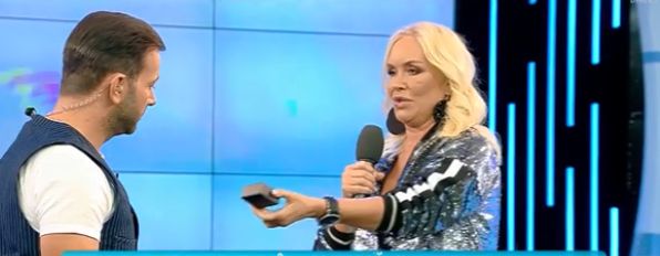 Ce are Vica Blochina în sutien. Nici prezentatorului TV nu i-a venit să creadă când a văzut | FOTO