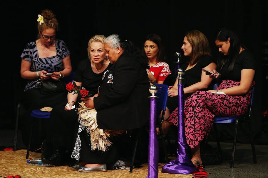 Imagini cutremurătoare de la căpătâiul lui Johan Lomu, decedat la doar 40 de ani! Copiii fostului star au purtat la ceremonie tricouri cu numărul 11 / GALERIE FOTO
