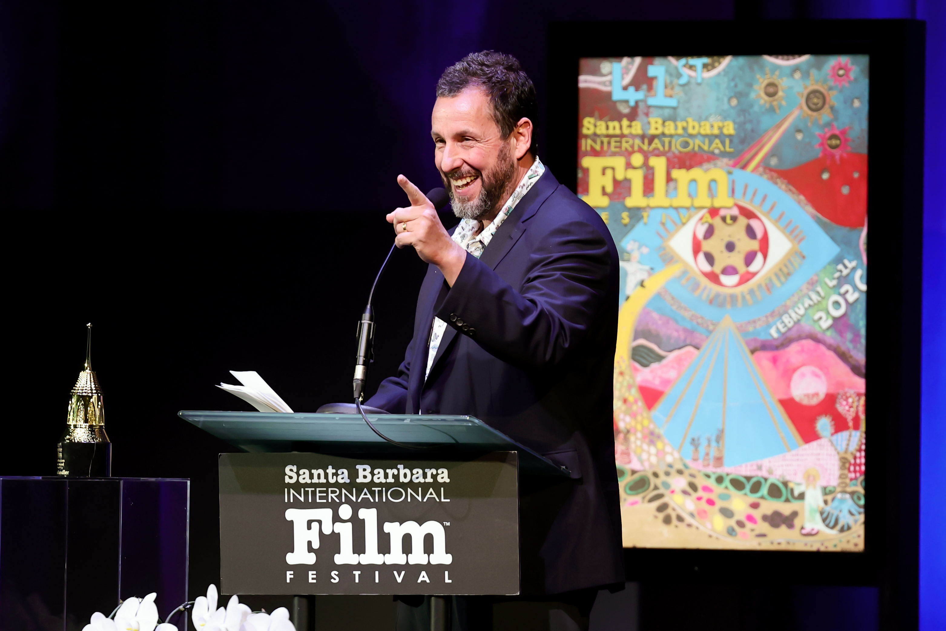 Imagini controversate cu Adam Sandler la apariția de la premiera filmului soției sale. Ținuta care a împărțit internetul în două