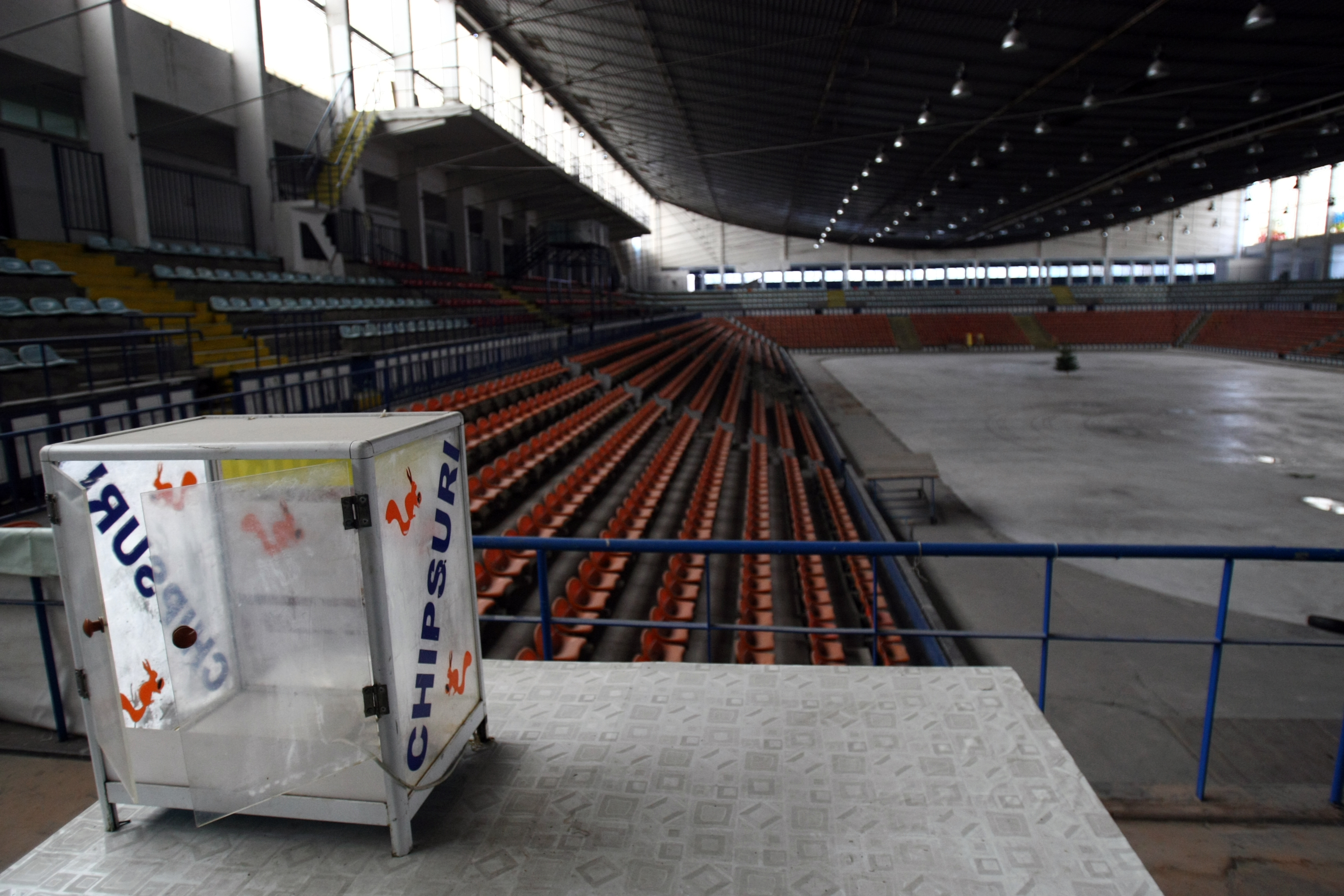 Patinoarul "Flamaropol" e o ruină. Reconstrucția întârzie / GALERIE FOTO