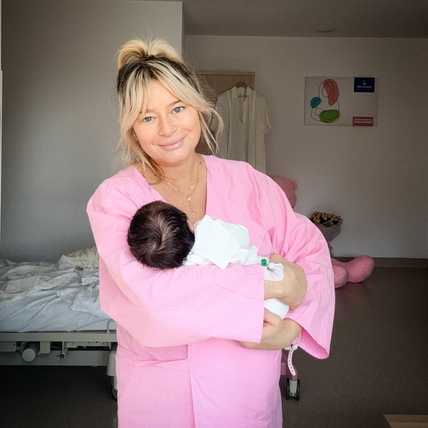 Prin ce trece Laura Cosoi la două luni după ce a devenit mamă a patra oară: „Nu mă puteam ridica din pat”. Și-a luat fiica pe platoul de filmare