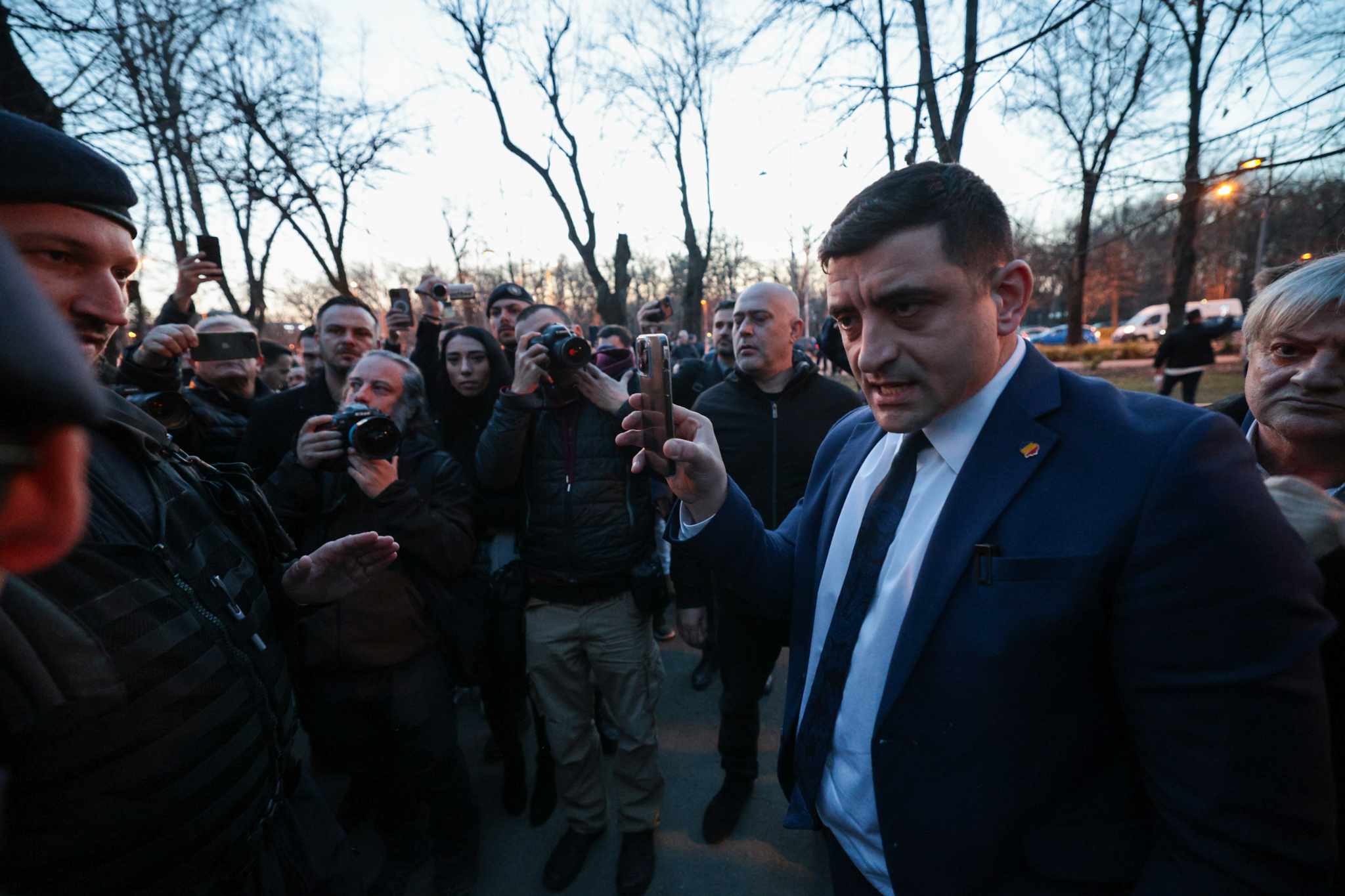 Protest AUR în fața imobilului din Aviatorilor renovat în secret pentru 7 milioane de euro: „După mandat, un palat”