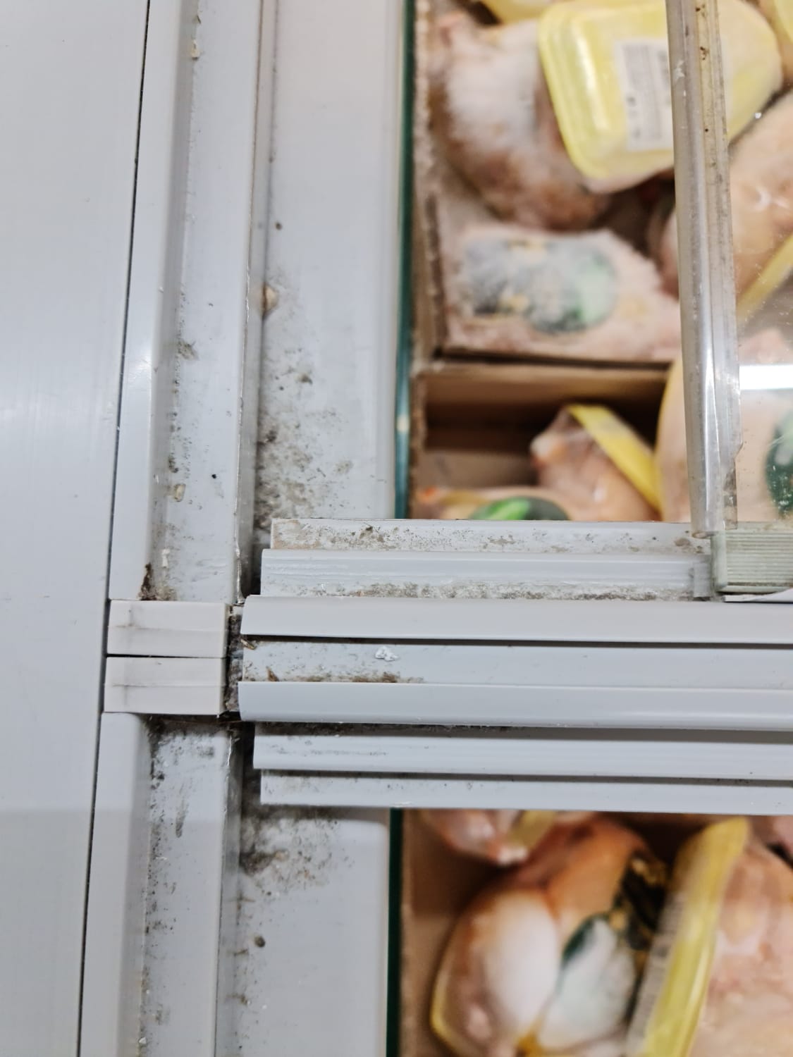 Supermarketul La Cocoş din București, amendat cu 20.000 de lei şi închis de ANPC
