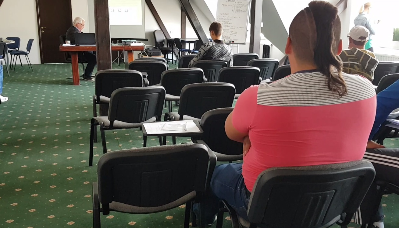 Un tractorist câștigă de trei ori mai mult decât un profesor cu vechime. Unde mai poți învăța să conduci tractorul